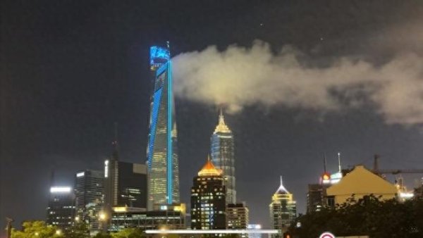 尚竞配资 上海环球金融中心顶端冒蒸汽？冒烟？原因找到了！